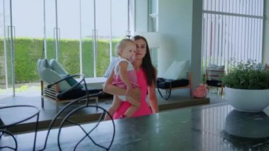 Genç kız, anne ve kızı misafirler hakkında iade otel ve anahtar kartı odasından adama veriyorum. İş, seyahat ve insanlar kavramı.