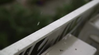tropikal yağmur pours, yağmur yeşil bir arka planda, yavaş hareket üzerinde korkuluk çalıyor düşer. Tayland, Pattaya