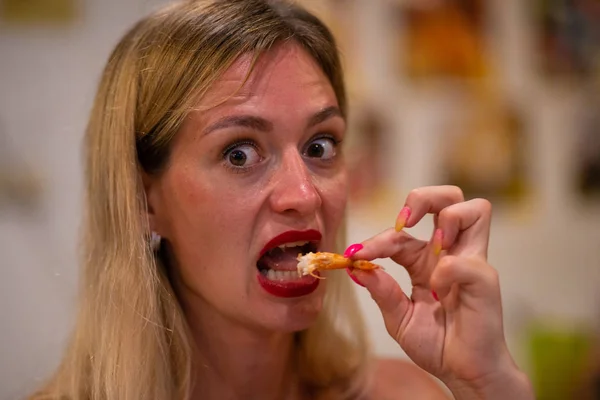 Portrait girl eats big tiger prawn, thailand, pattaya, close up — Stock Photo, Image