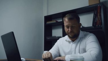 Sakallı işadamı bir bilgisayarda, iş planı, ağır çekim arayan erkek ofiste çalışan