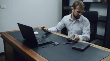 agresif işadamı telefon masaüstü kutuları, erkek kızgın, yavaş hareket arıyorsunuz