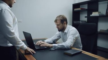 İki savunarak ve ofis, patron ve bağımlı, yavaş hareket küfür işadamları