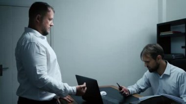 erkek alt gösterir belli belirsiz Şef canı cehenneme. ofiste, alt iki iş adamları gösterir saygısızlık patron, ağır çekim
