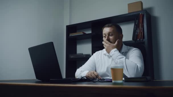 Hombre de negocios barbudo que trabaja en la oficina en el ordenador, hombre sorprendido y sorprendido, cámara lenta — Vídeo de stock