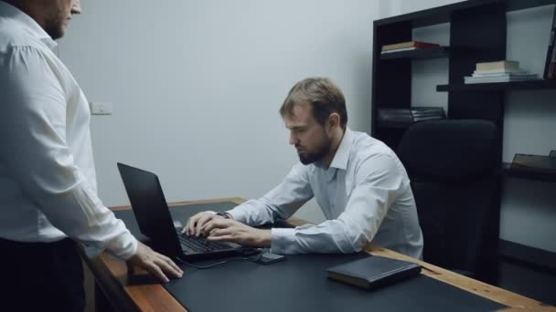 Dois empresários discutindo e jurando no escritório, o chefe e o subordinado, câmera lenta — Vídeo de Stock