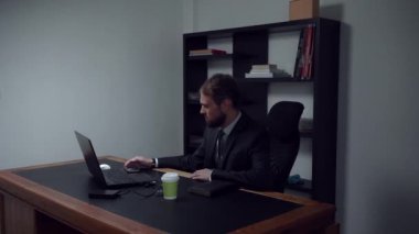 Sakallı işadamı ofis, erkek işçi telefon işte, ağır çekim film izlemek oturan.