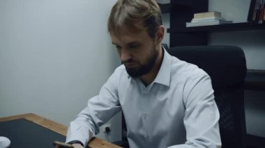 agresif işadamı telefon masaüstü kutuları, erkek kızgın, yavaş hareket arıyorsunuz