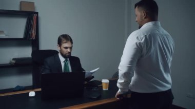 iki işadamı belgeleri ofiste, Şef ve alt, ağır çekim bir sözleşmenin imzalanması hakkında tartışmak