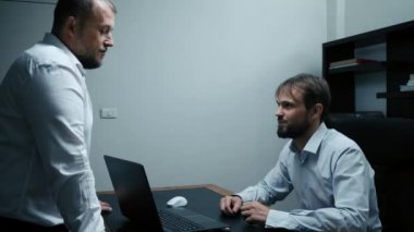 İki savunarak ve ofis, patron ve bağımlı, yavaş hareket küfür işadamları