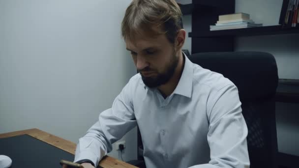 Επιθετική επιχειρηματίας ψάχνει για τηλέφωνο γραφείου κουτιά, αρσενικό θυμωμένος, αργή κίνηση — Αρχείο Βίντεο