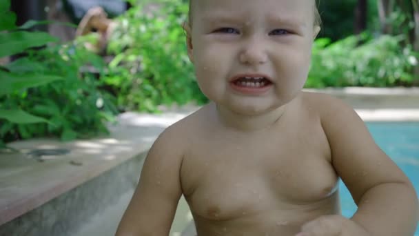 Portret van een babymeisje, huilen, handelend op, weergegeven: ergernis, close-up — Stockvideo