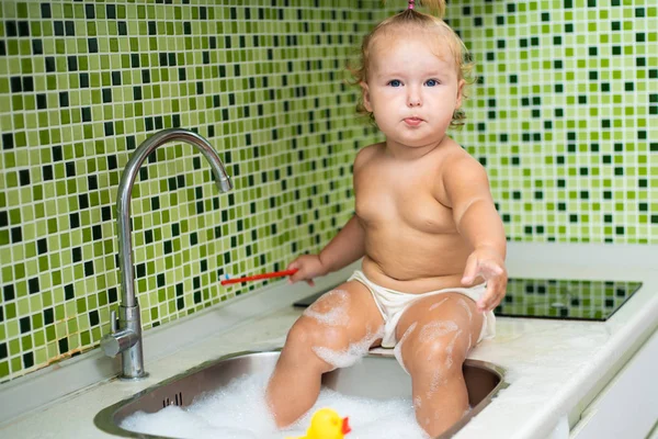 Aranyos kisgyermek lány őt fogmosás a fürdőszobában. Aranyos gyermekfelügyelet a mosogató. — Stock Fotó
