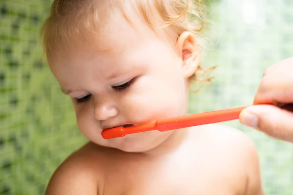 Χαριτωμένο μικρό παιδί κορίτσι βουρτσίζετε τα δόντια της στο μπάνιο. Χαριτωμένο μωρό κάθεται στο νεροχύτη. Ο μπαμπάς σας βοηθά να βουρτσίσετε το παιδί teeth.close-up — Φωτογραφία Αρχείου