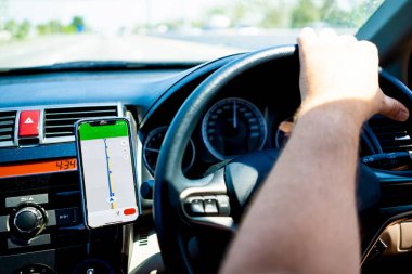 erkek yolda araba, gps seyahat kavramı yeni bir kullanarak bir araba.