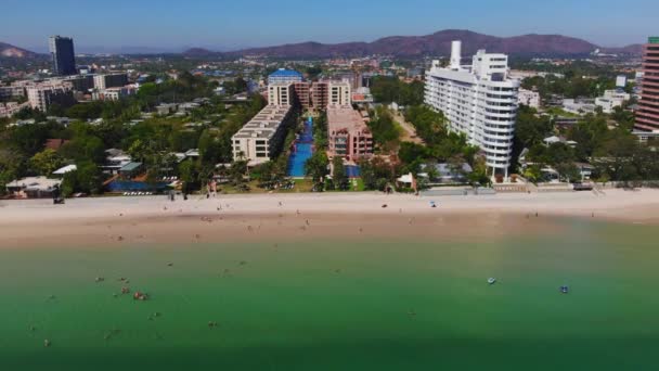 Vista di Ariel Seascape Beach a Hua Hin a Prachuap Khiri Khan Province, Thailandia, Mostra top spiaggia di Hua hin. — Video Stock