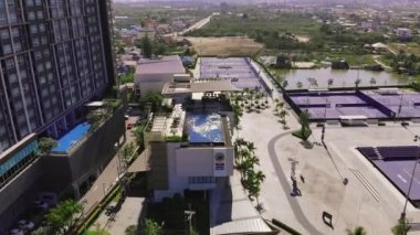 Hua Hin, Tayland-Mart 10, 2019: gecekondu ve gökdelenler karşıtlığı