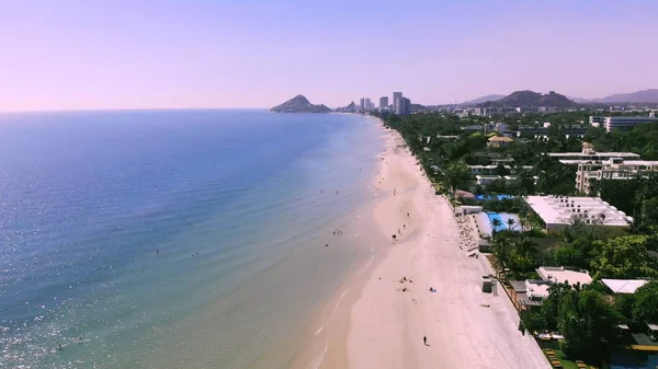 Draufsicht auf die wunderschöne Meereslandschaft in hua hin in der Provinz Prachuap khiri khan, Thailand, Luftaufnahme der Küste, des Meeres und der Stadt hua hin. — Stockfoto