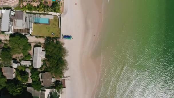 Vista superior del hermoso paisaje marino en Hua Hin en la provincia de Prachuap Khiri Khan, Tailandia, vista aérea en la costa, el mar y la ciudad de Hua Hin . — Vídeos de Stock