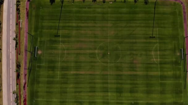 Hua Hin, Tailândia - 10 de março de 2019: vista superior do campo de futebol — Vídeo de Stock