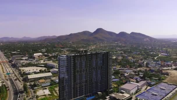 Hua Hin, Thaiföld-március 10, 2019: a kontraszt a nyomornegyedek és a felhőkarcolók — Stock videók