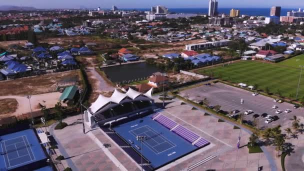 Hua Hin, Thaïlande - 10 mars 2019 : le contraste des bidonvilles et des gratte-ciel — Video