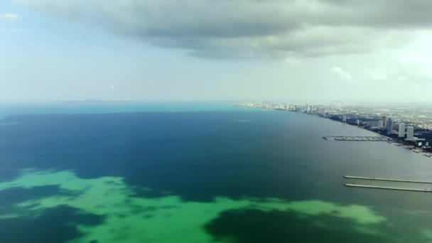 Widok z góry na pięknym Seascape w Pattaya, Tajlandia, widok z lotu ptaka wybrzeża i morza Pattaya. — Wideo stockowe