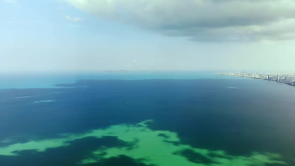 Vista superior del hermoso paisaje marino en Pattaya, Tailandia, vista aérea de la costa y el mar de Pattaya . — Vídeo de stock