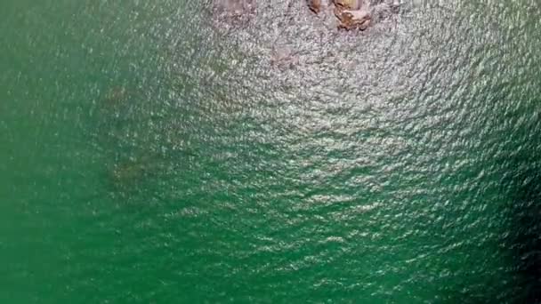 Vista superior de uma bela paisagem marítima em Pattaya, Tailândia, vista aérea. Mar lava pedras, costa de pedra — Vídeo de Stock