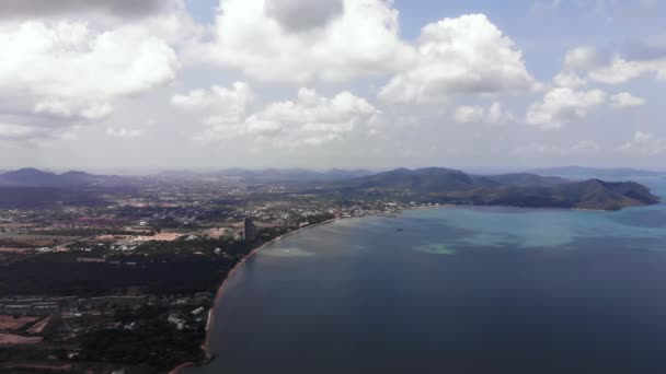 パタヤ、タイ、海岸線とパタヤ海の空中景色の美しい海景のトップビュー. — ストック動画