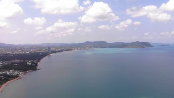 Pohled na krásnou mořskou krajinu v Pattayi, Thajsko, letecký výhled na pobřeží a na Pattaya Sea. — Stock video