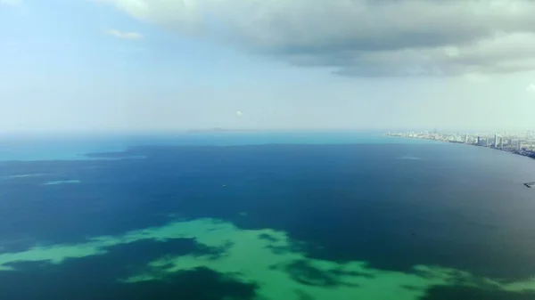 Vista superior del hermoso paisaje marino en Pattaya, Tailandia, vista aérea de la costa y el mar de Pattaya . — Foto de Stock