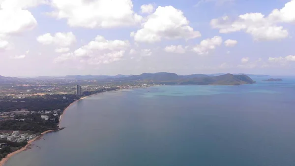 Blick von oben auf die wunderschöne Meereslandschaft in Pattaya, Thailand, Luftaufnahme der Küste und des Pattaya Meeres. — Stockfoto