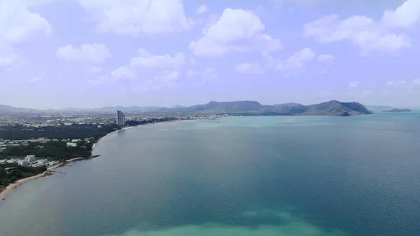 Blick von oben auf die wunderschöne Meereslandschaft in Pattaya, Thailand, Luftaufnahme der Küste und des Pattaya Meeres. — Stockfoto