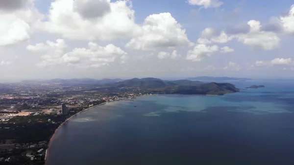 Blick von oben auf die wunderschöne Meereslandschaft in Pattaya, Thailand, Luftaufnahme der Küste und des Pattaya Meeres. — Stockfoto