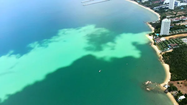 Bovenaanzicht van de prachtige zeegezicht in Pattaya, Thailand, luchtfoto van de kustlijn en Pattaya zee. — Stockfoto