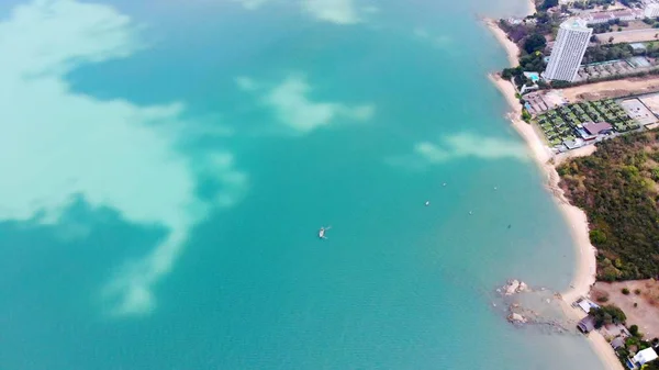 Bovenaanzicht van de prachtige zeegezicht in Pattaya, Thailand, luchtfoto van de kustlijn en Pattaya zee. — Stockfoto