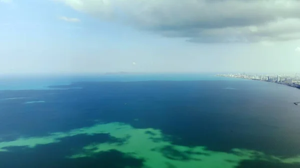Bovenaanzicht van de prachtige zeegezicht in Pattaya, Thailand, luchtfoto van de kustlijn en Pattaya zee. — Stockfoto