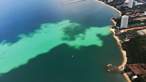 Bovenaanzicht van de prachtige zeegezicht in Pattaya, Thailand, luchtfoto van de kustlijn en Pattaya zee. — Stockfoto