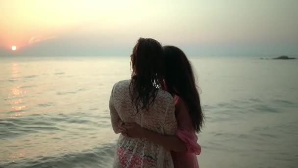 Lycklig kvinnlig lesbisk par vilar på vackra tropiska stranden. Begreppet hbt-personer. — Stockvideo