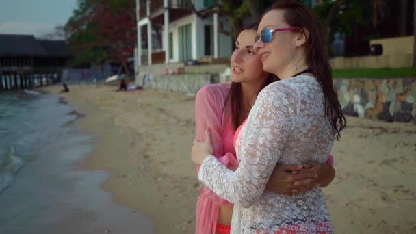 Feliz casal lésbico feminino descansando na bela praia tropical. O conceito de LGBT . — Vídeo de Stock