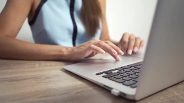 Kadın ofiste dizüstü klavye yazarak. Dizüstü bilgisayar klavyede yazma kadın eller yukarı kapatın.