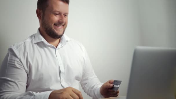 Compras concepto en línea. hombre con tarjeta de crédito y el uso de ordenador portátil . — Vídeos de Stock