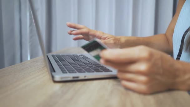 Shopping Online-Konzept. Frau hält Kreditkarte in der Hand und benutzt Laptop — Stockvideo