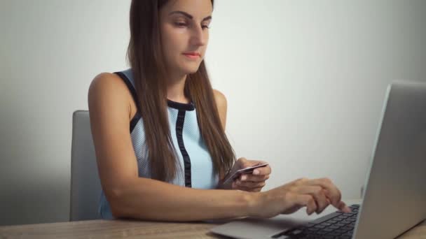 Női Holding hitelkártya és használata laptop számítógép vásárol az interneten otthon a vásárlás online üzleti és technológiai digitális marketing alkalmi életmód koncepció — Stock videók