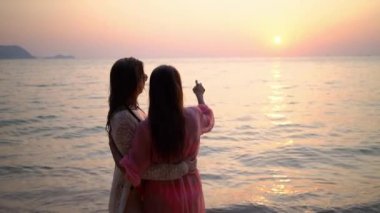 Mutlu kadın lezbiyen çift güzel tropikal plajda istirahat. Lgbt kavramı.
