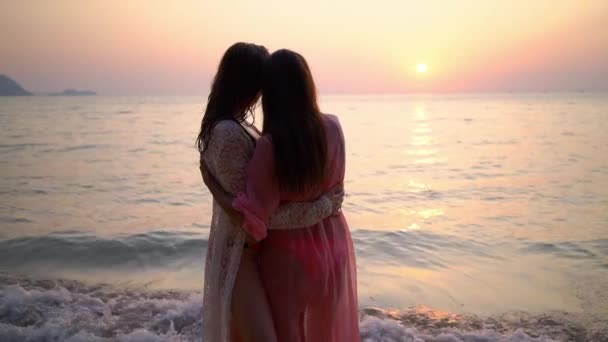 Mujer feliz pareja lesbiana descansando en la hermosa playa tropical. El concepto de LGBT . — Vídeo de stock