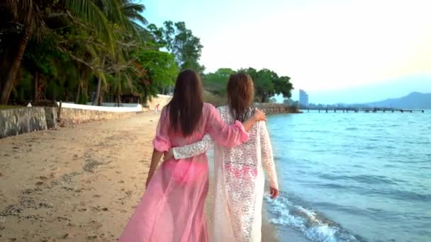 Felice coppia lesbica femminile riposando sulla bella spiaggia tropicale. Il concetto di LGBT . — Video Stock