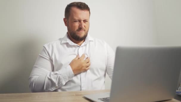 Człowiek biznesu na ekranie laptopa i uczucie sfrustrowany. Mężczyzna staje się zły — Wideo stockowe