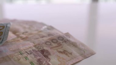 Tayland para banknotları closeup arka plan, iş için Tayland para, sikke. 1000 görev butts ve 100 dolar