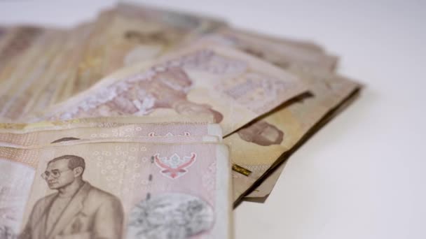 Close-up Thaise geld bankbiljetten close-up achtergrond, Thailand geld voor bedrijven, munten. 1000 taak Butts — Stockvideo